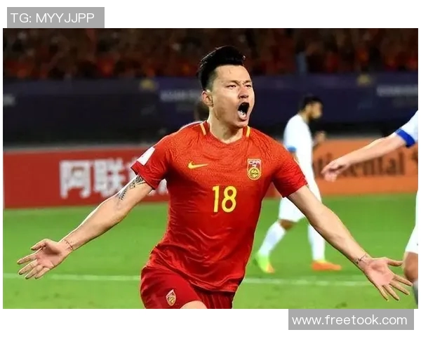 手戴绷带的足球明星在伤痛中拼搏展现不屈精神与赛场魅力