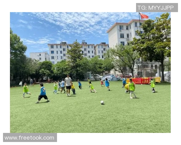 足球明星与孩子们的欢乐时光精彩瞬间合集视频分享